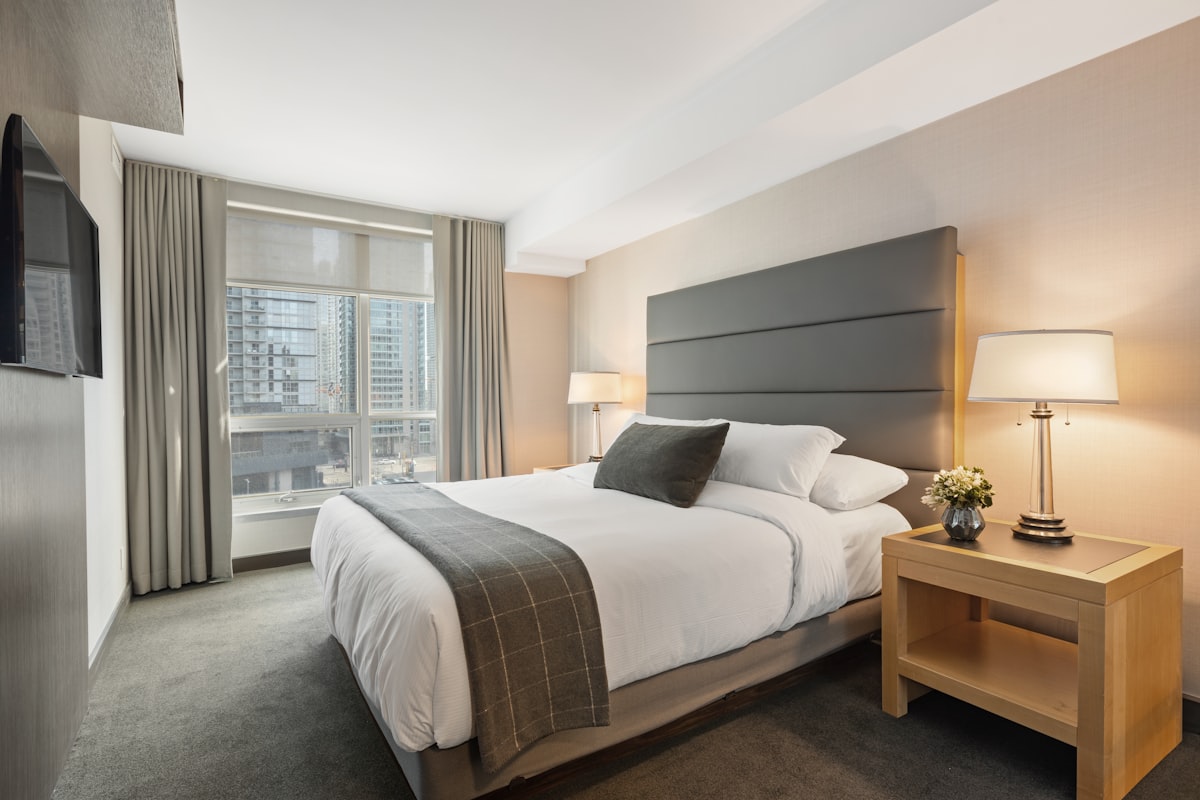 Suíte master ampla com quarto e sala separados e decoração sofisticada